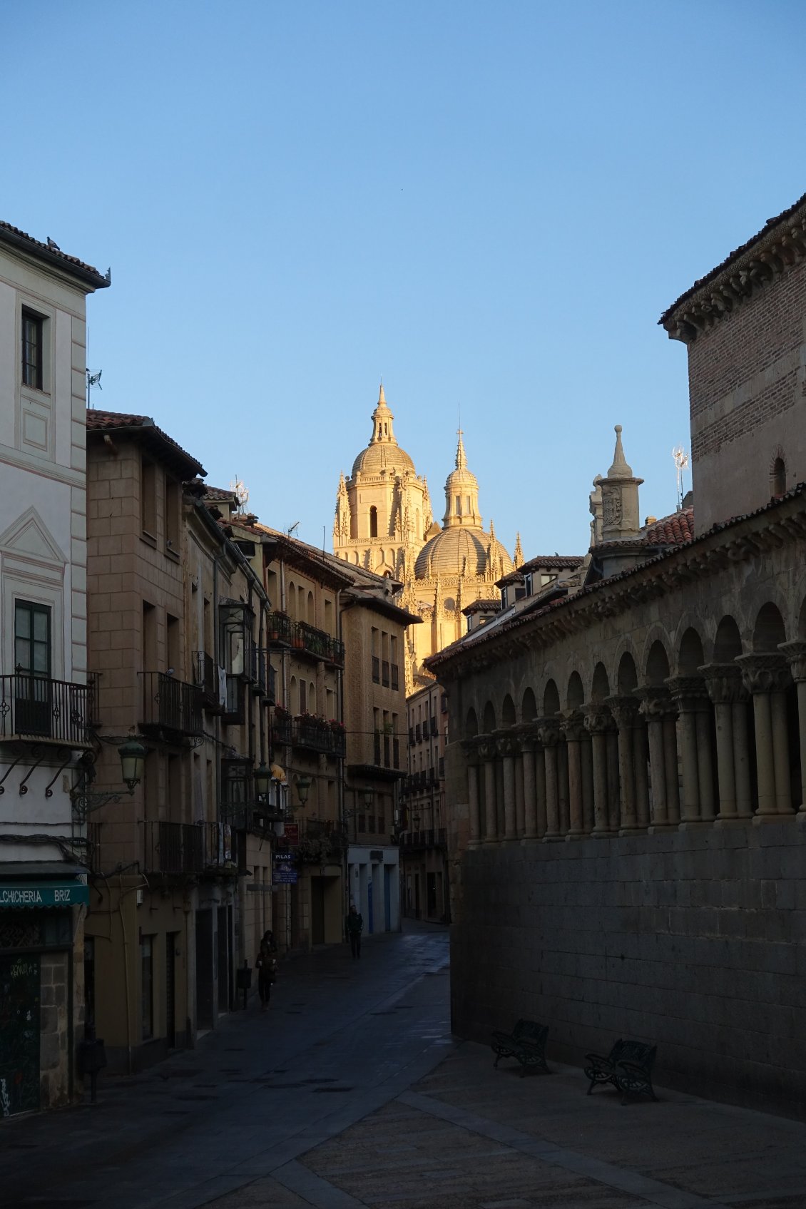 La cathédrale de Segovia au levé du jour