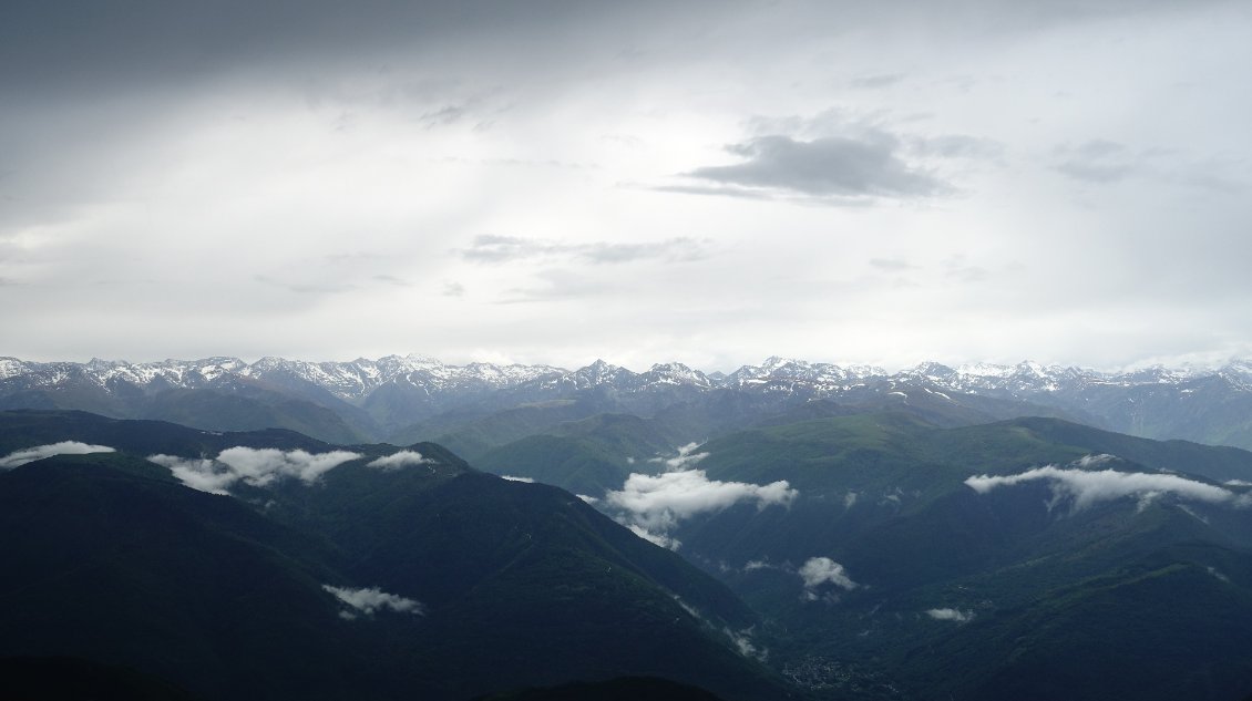 Je traverse l'Ariège par les montagnes mais un peu plus au Sud que les sommets encore enneigés.