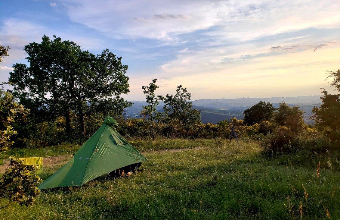 Bivouac de transition entre l'Ariège et l'Aude. D'un côté les montagnes couvertes de forêts humides, de l'autre une terre aride et des vignes.