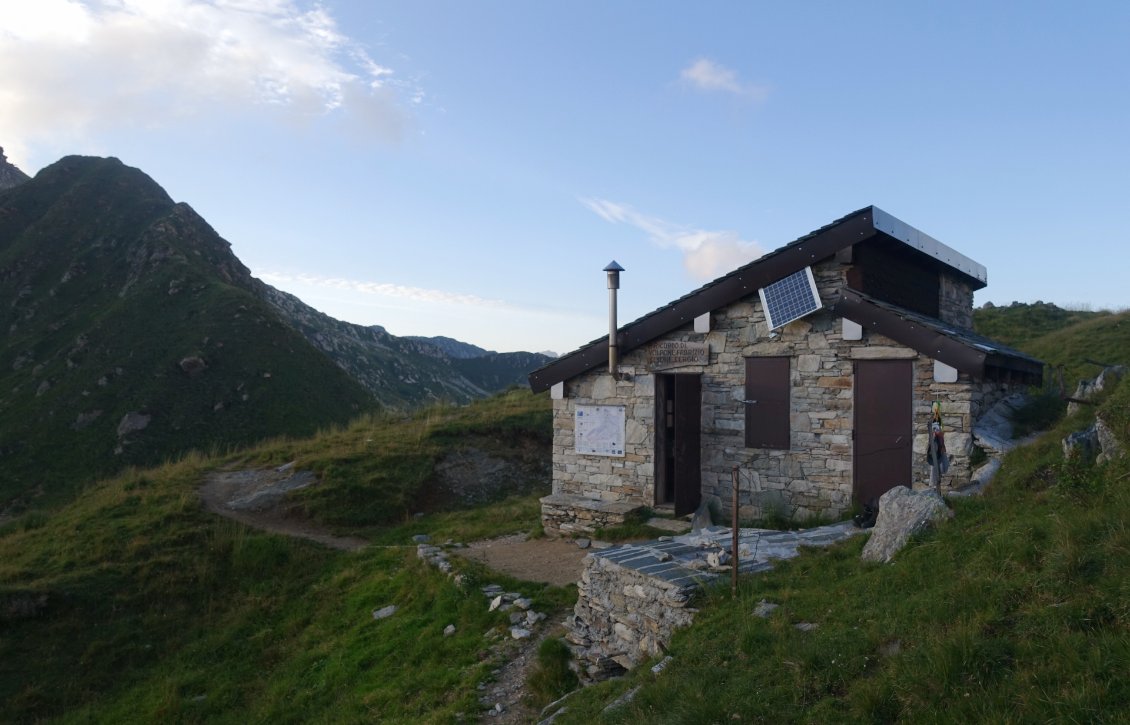 Bivaco du col d'Egua. Grand luxe : lits, poêle, gaz, électricité, récupérateur d'eau.