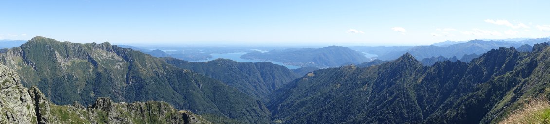 Dans les hauteurs du Val Grande, vue panoramique sur le laggo Maggiore et le Sud des Alpes.