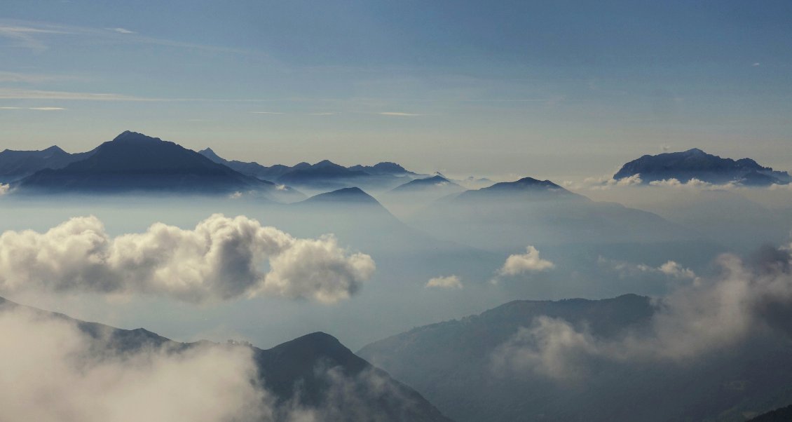 Les nuages et l'éclairage du matin depuis un col, voilà qui mérite de partir de bonne heure.