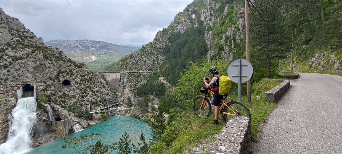 J14 - Montée sur route vers St Julien du Verdon, impressionnant barrage de Chaudanne