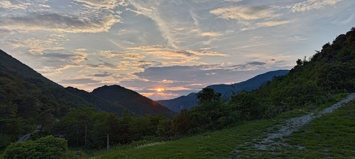 J18 - Coucher de soleil (bivouac au col des Banquettes, face à une maison... mais ce n'est pas interdit ?)