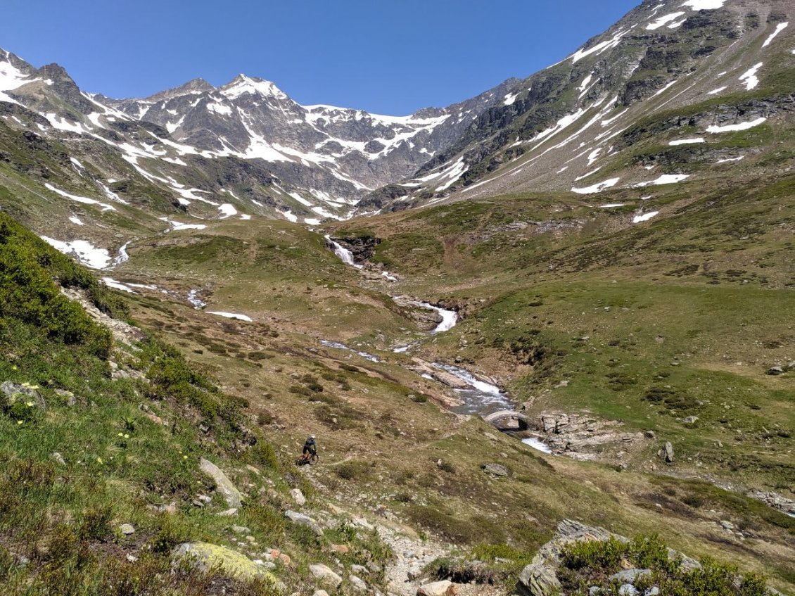 J43 - Pierre dans la descente du col du Mont