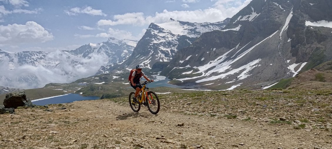 J45 - Sentiers très roulants à la montée comme à la descente au dessus du refuge Savoia (quel plaisir de rouler légers après avoir laissé des affaires au refuge)