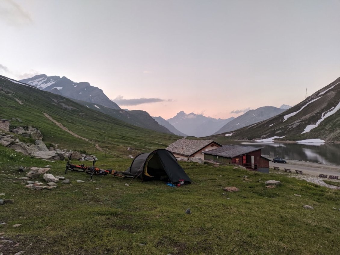 J45 - Bivouac à côté du refuge Savoia, le calme revient avec la nuit.