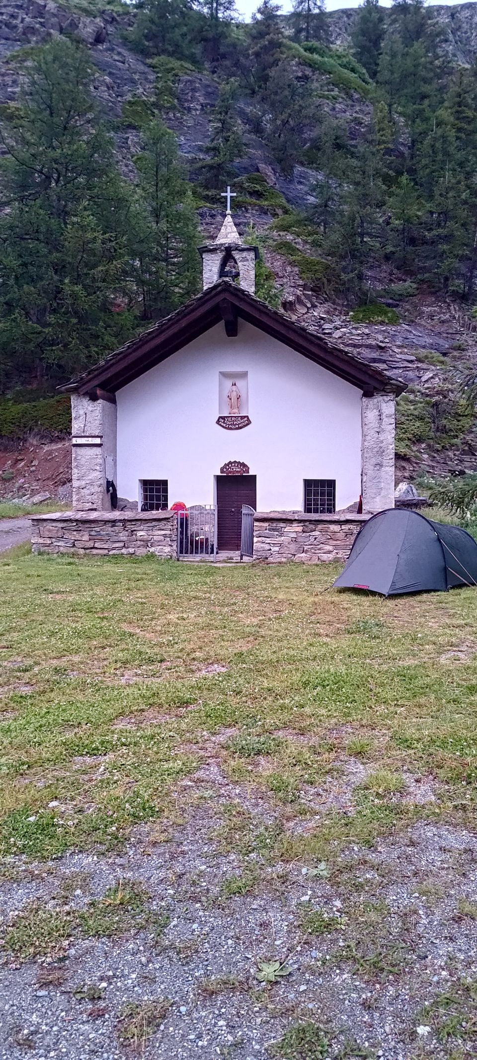 J47 - Bivouac dans la montée en direction du col d'Invergneux.