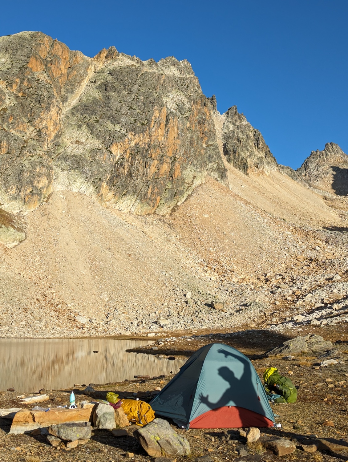 Le Yéti est dans notre tente !! Décidément ce massif est peuplé d'étranges créatures.