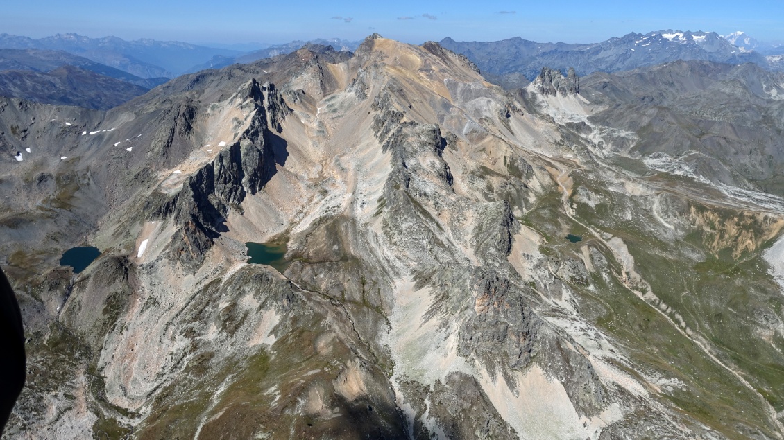 Au centre le lac Blanc de notre bivouac. Au milieu le sommet du Thabor, et tout au fond à droite le mont Blanc.