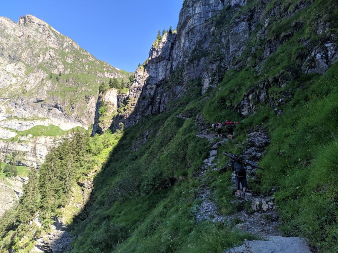 J61 - Ca porte en direction du pas d'Encel (pas adatpé au VTT).