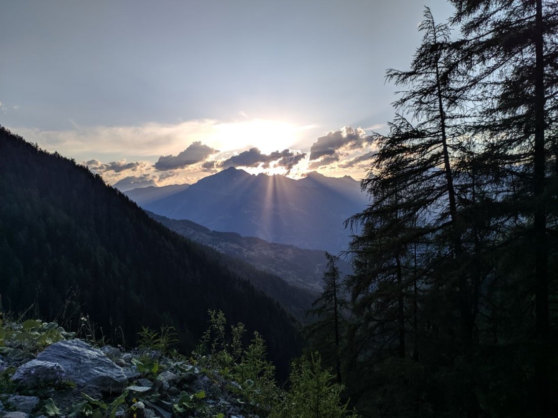 J63 - Encore un beau coucher de soleil (bivouac en bout de piste fermée par un éboulement)