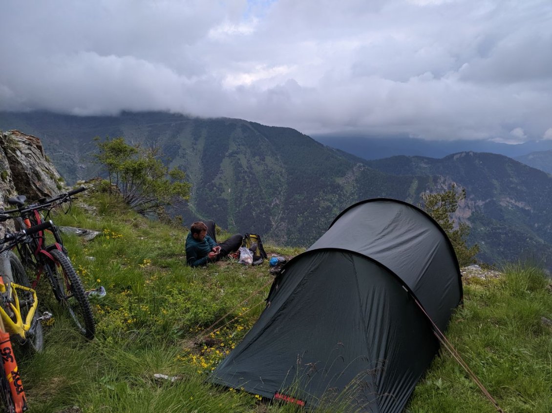 J23 - Bivouac surplombant abrité derrière le Fort de Marguerie