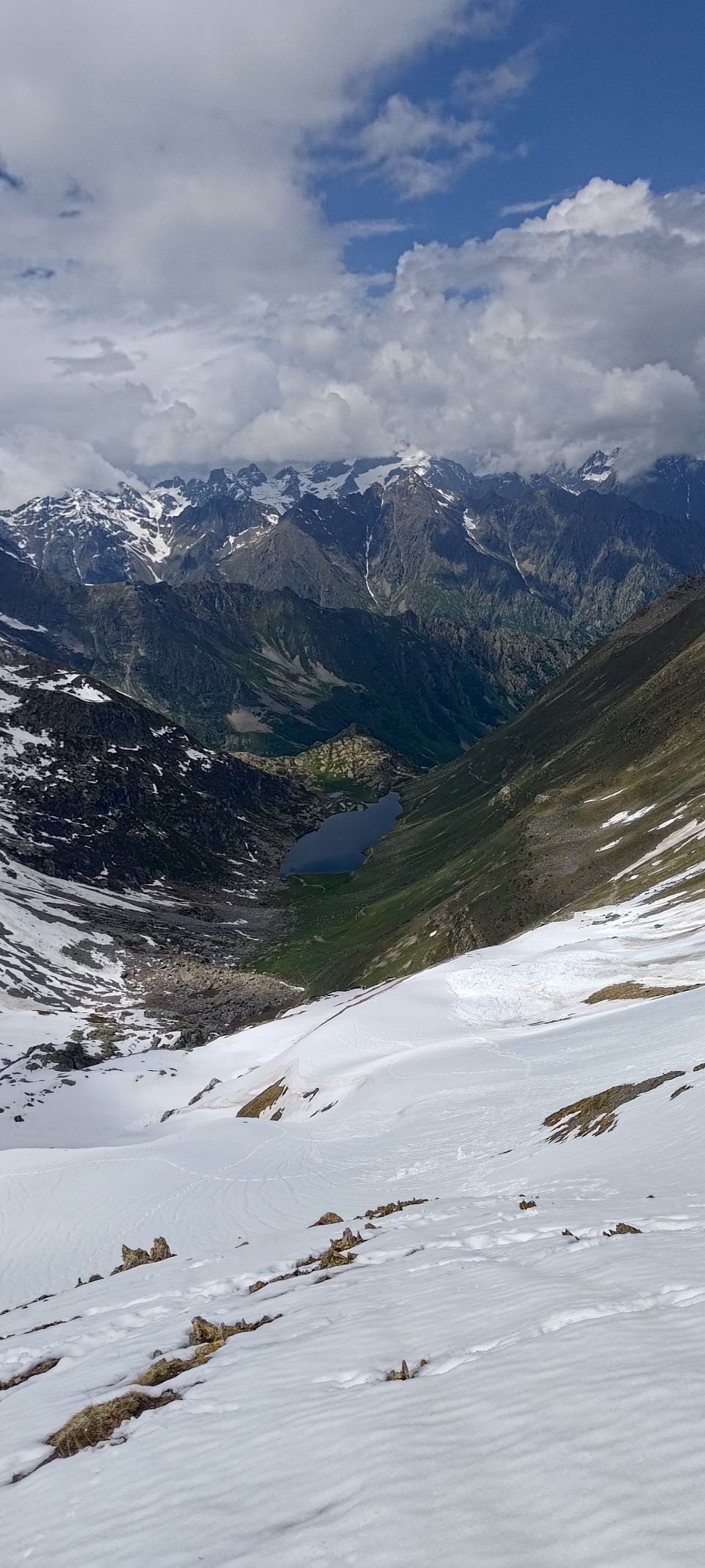 J24 - Descente du Colle del Vel del Bouc sur San Giacomo. Un début fastidieux dans la neige.