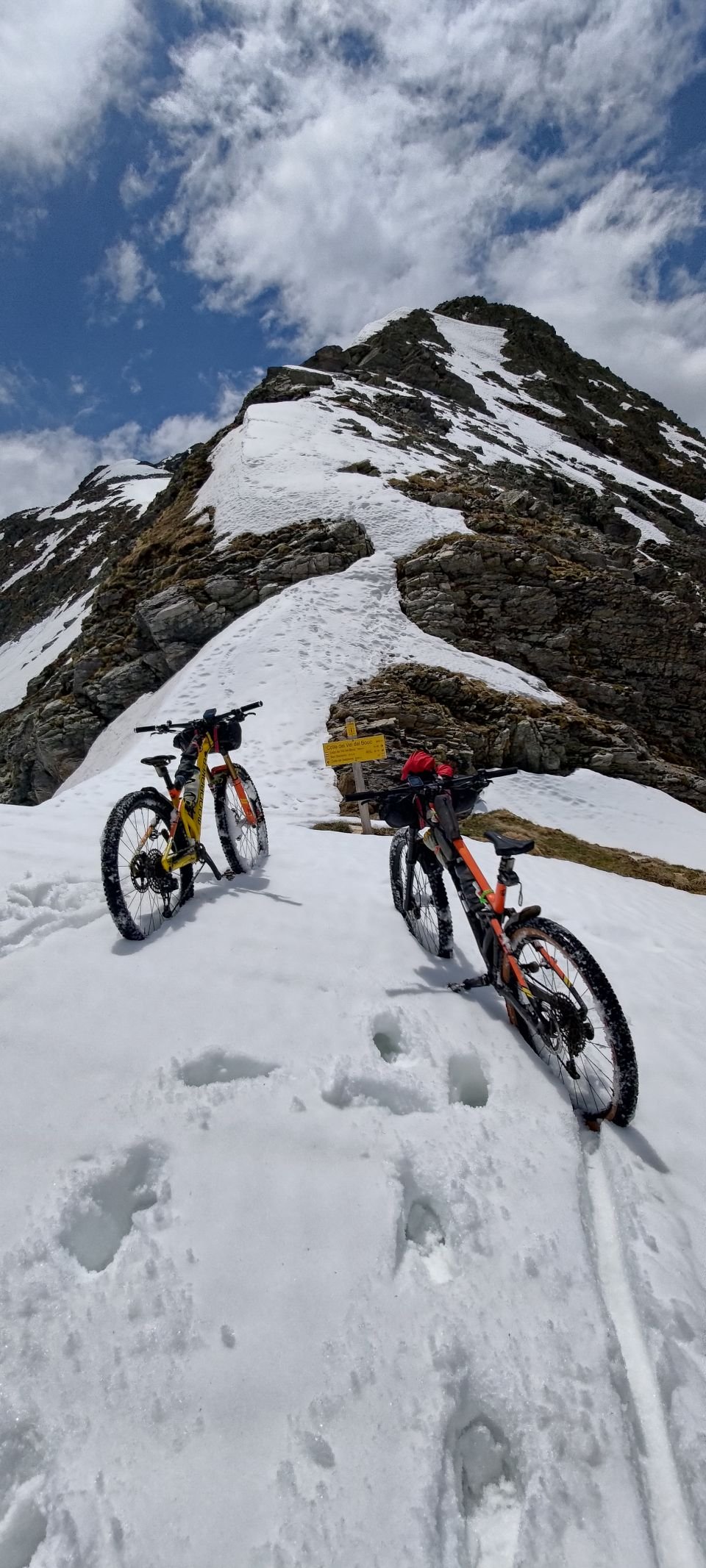 J24 - On ouvre le colle del Vel del Bouc, gardé par les bouquetins, après un bon portage dans la neige