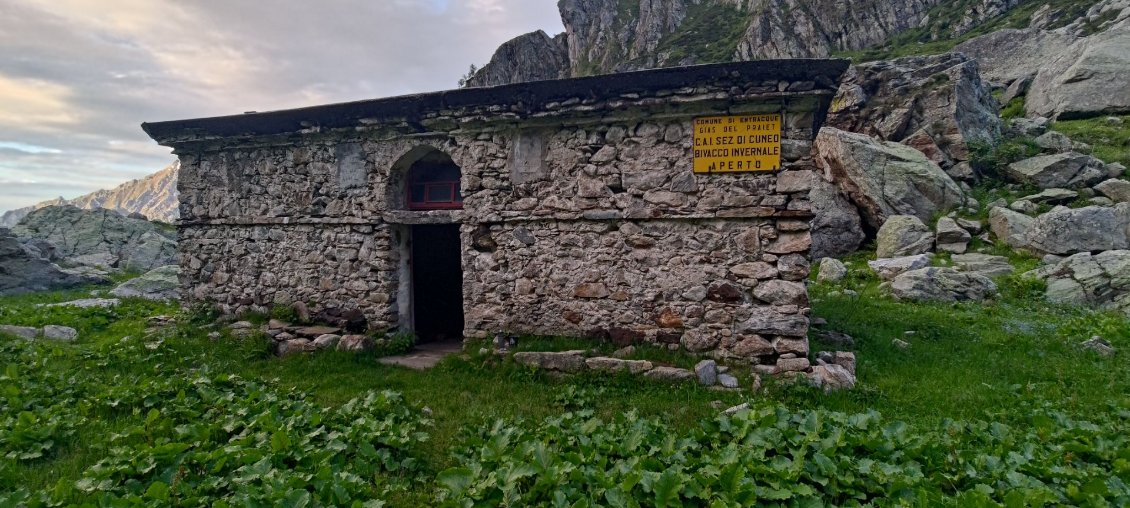 J24 - Nuit à l'abri du refuge d'hiver Soria Ellena : une bonne nuit au sec après un coucher de soleil flamboyant.