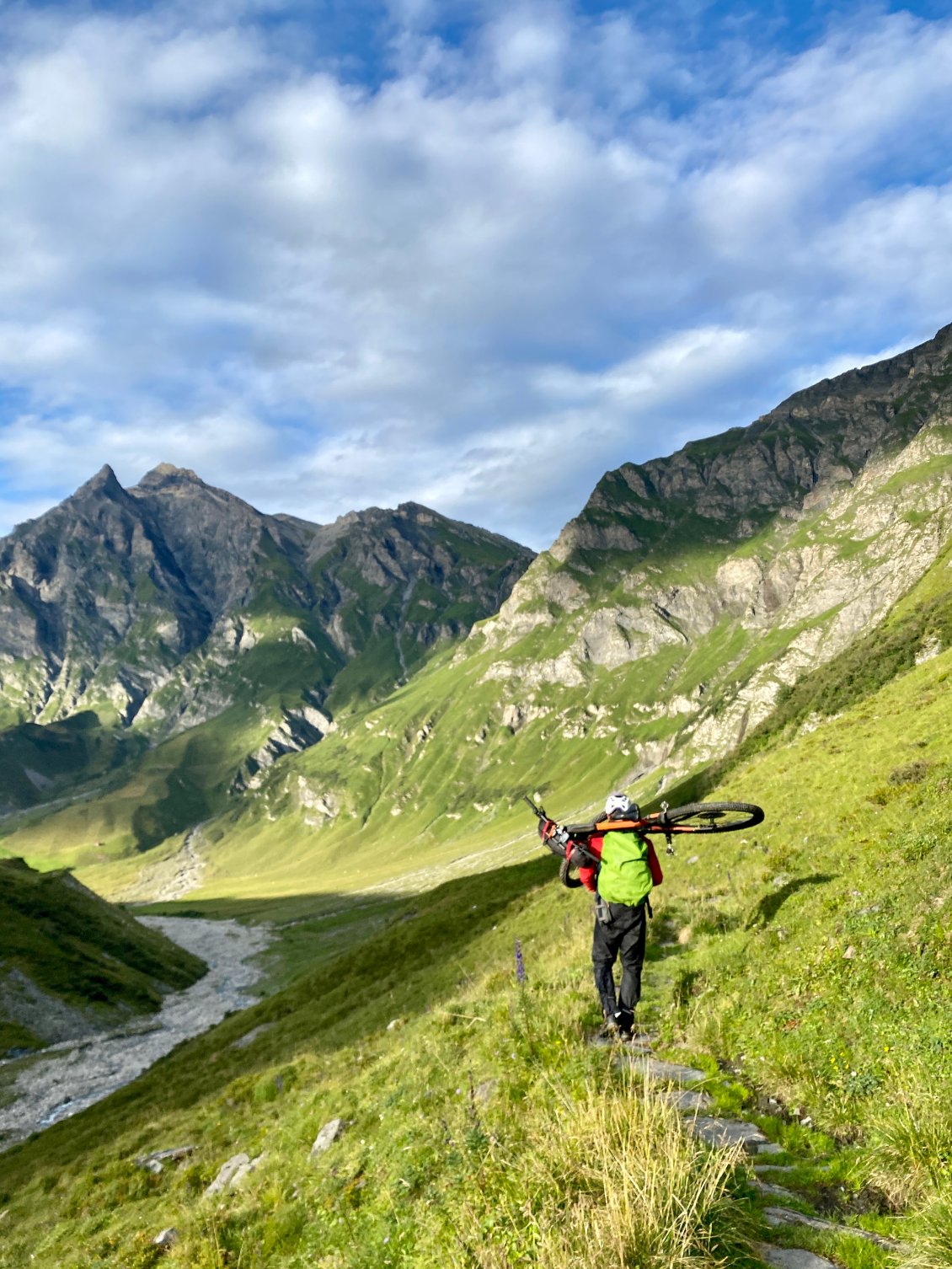 J86 - Vélo cassé, descente à pied.