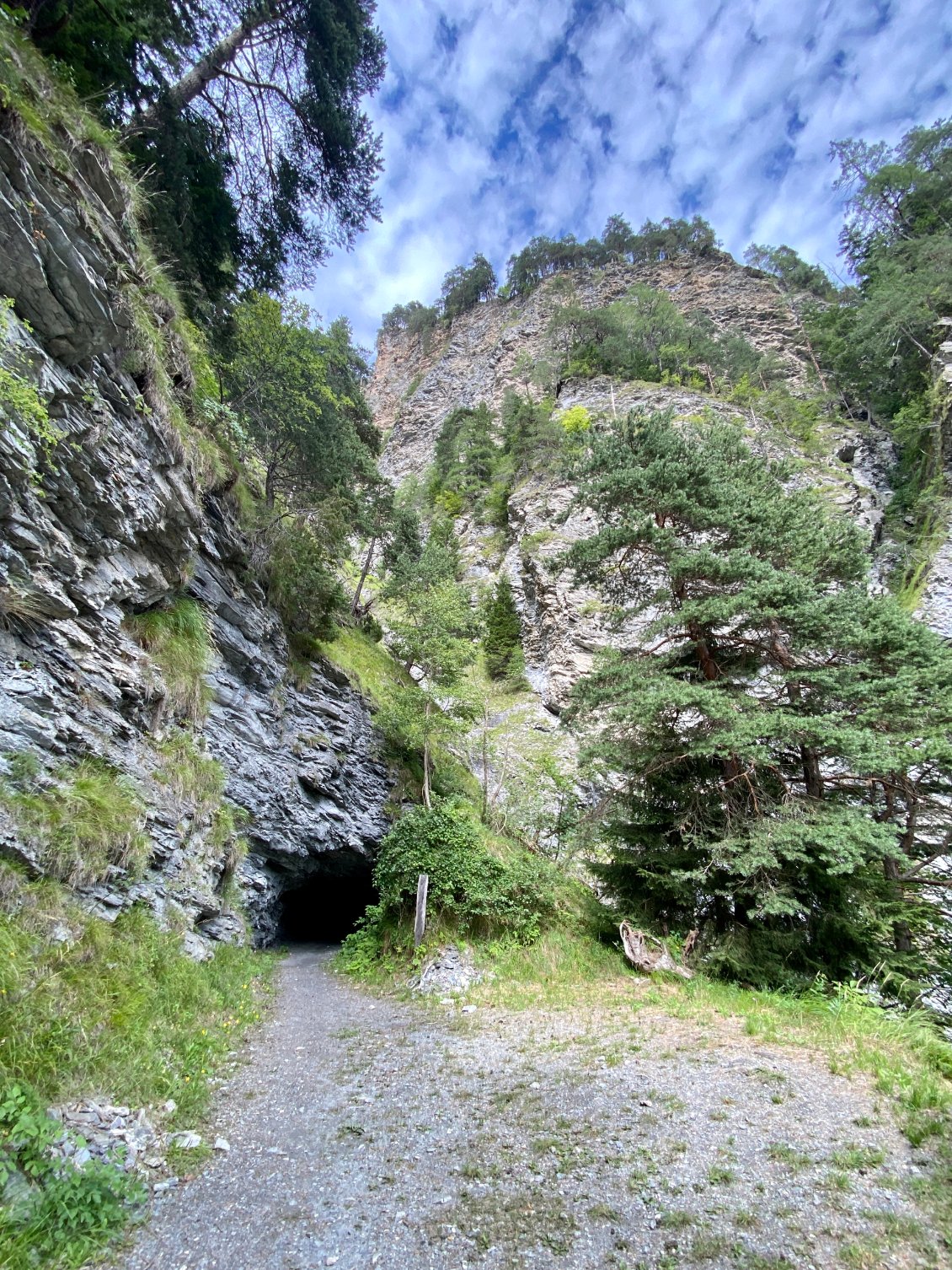 J87 - Tunnel (éclairé) avant de descendre sur Tiefencastel.