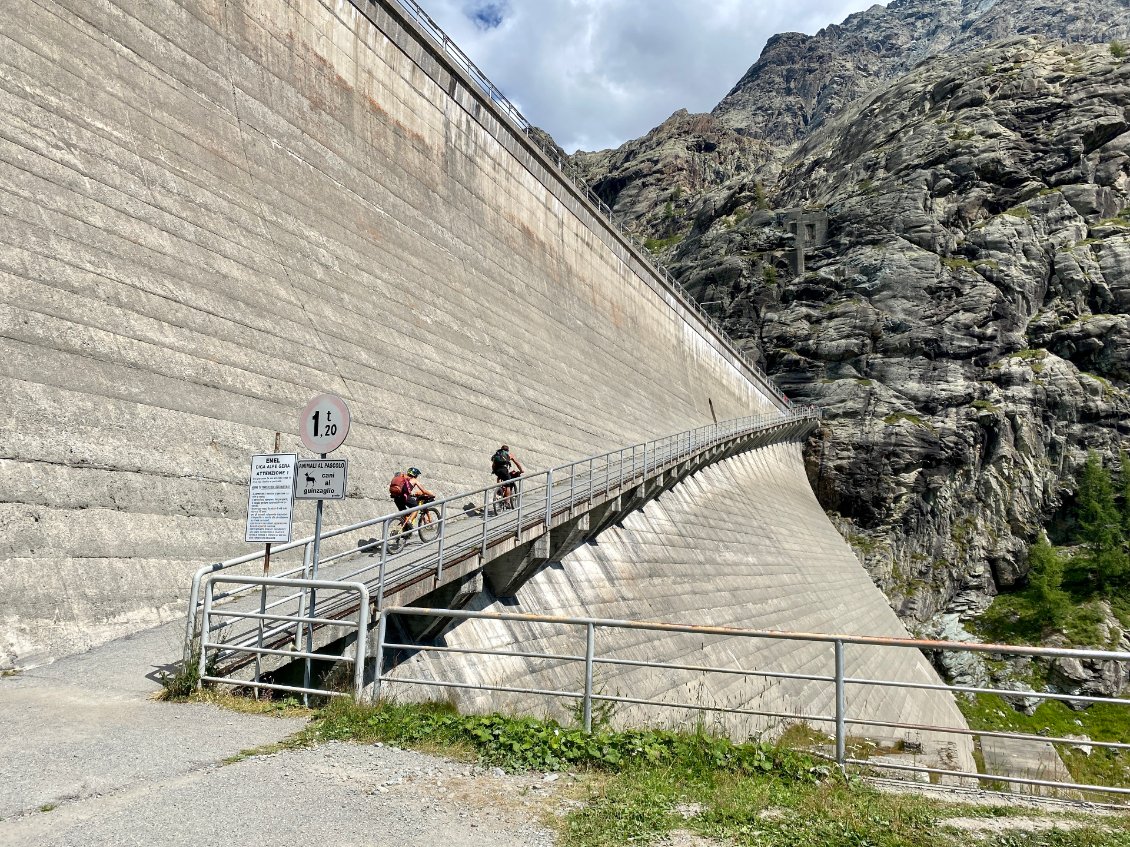 J90 - Montée sur le barrage du lago di Alpe Gera.