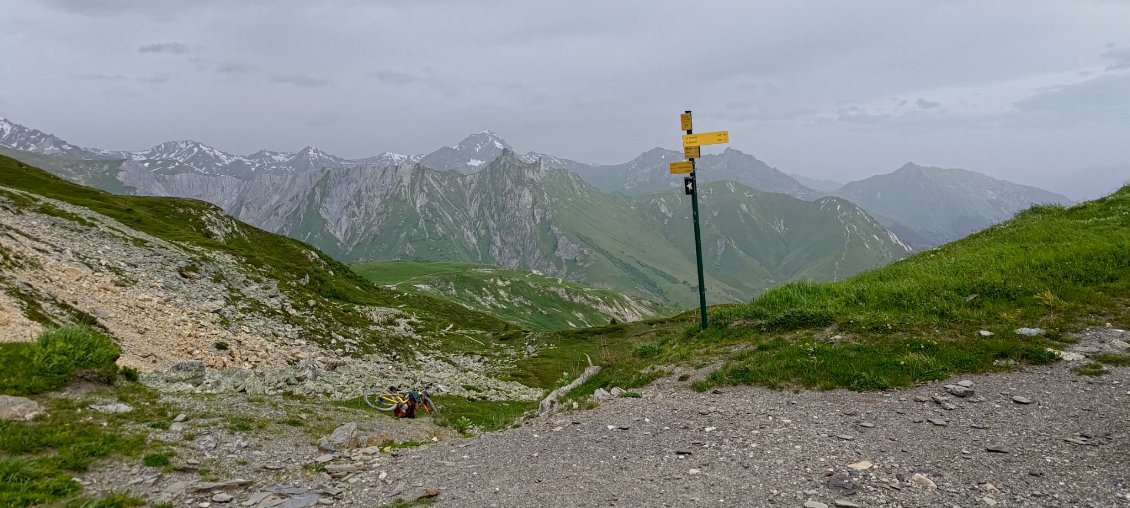 J38 - Petit portage pour atteindre le col de la Fenêtre avant une longue descente roulante vers Saint-Marcel.