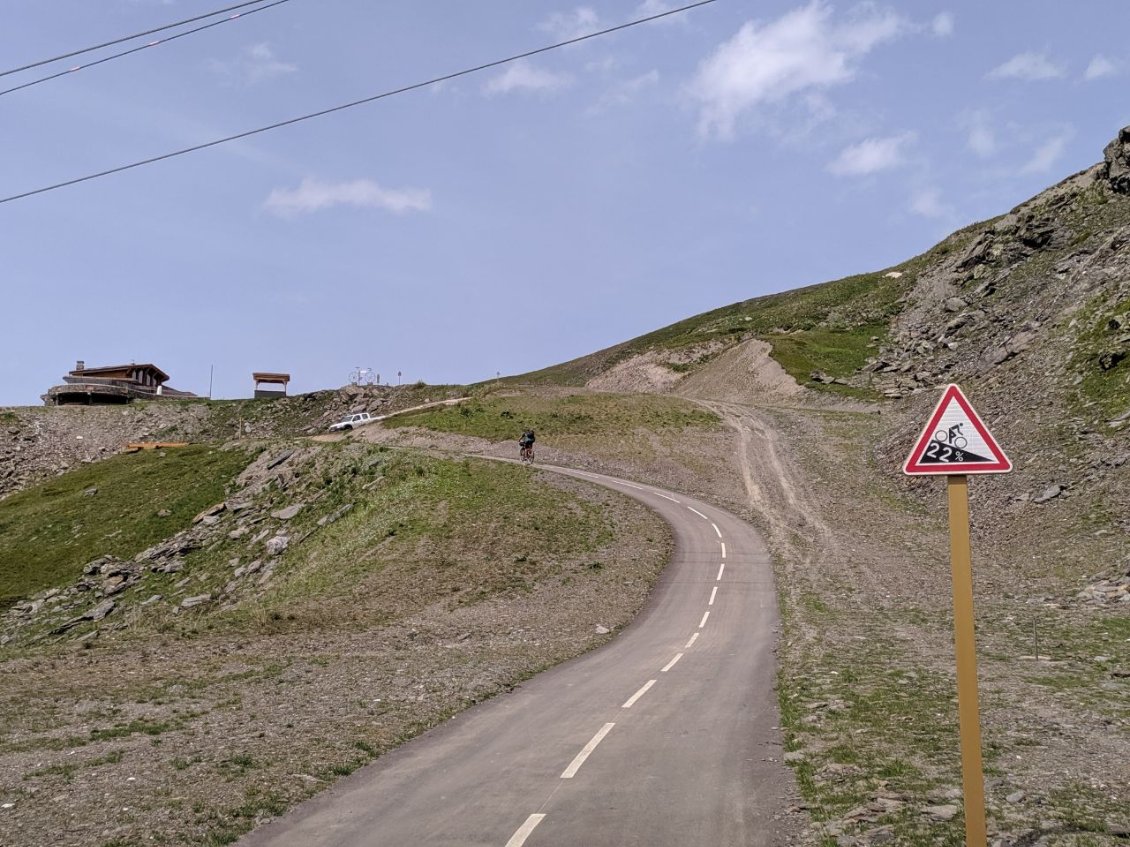 J38 - Improbable piste cyclable jusqu'au col de Tougnète avant une belle descente enduro sur Méribel.