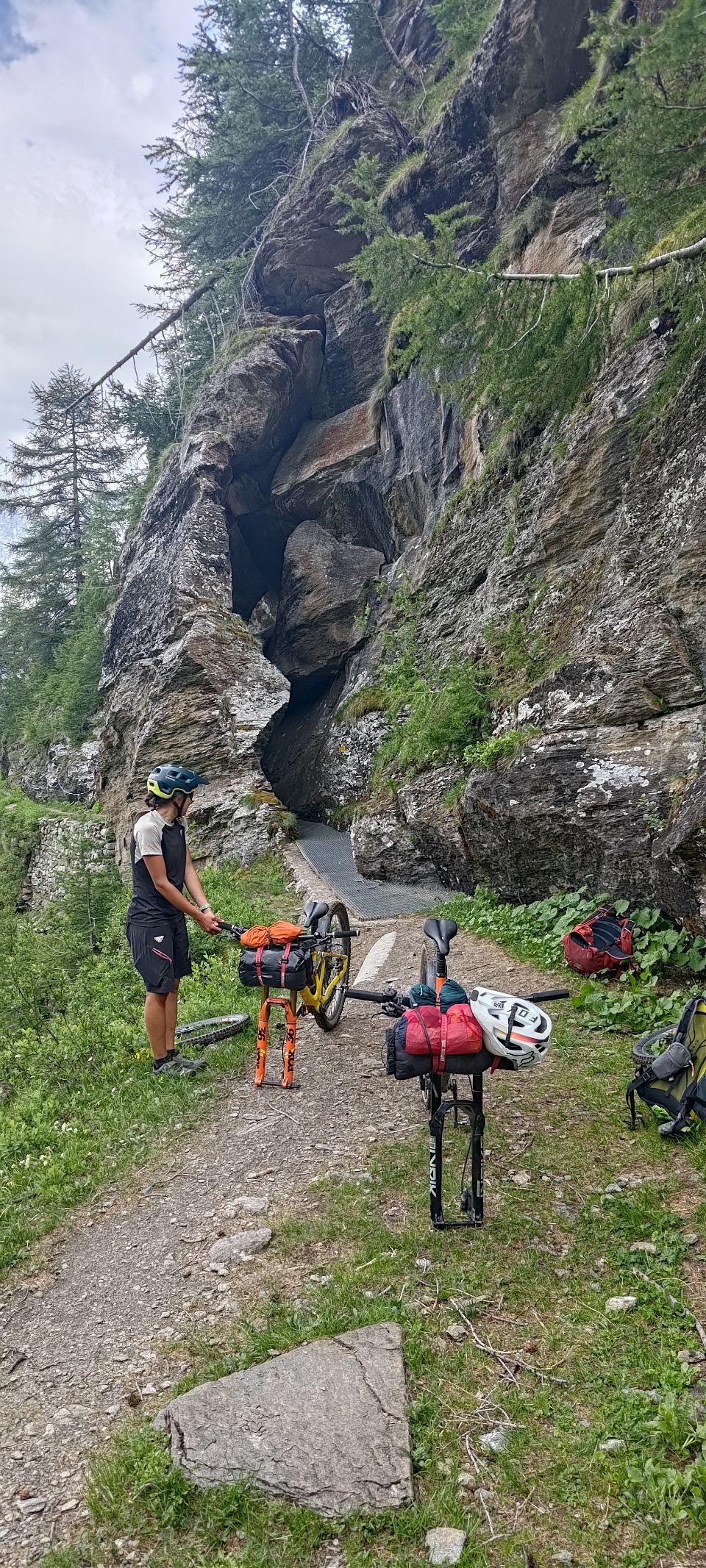 J52 - Sur le Tour des Combins, passage dans une "boîte aux lettres" qui demande un peu de contorsion et de démontage pour passer confortablement !