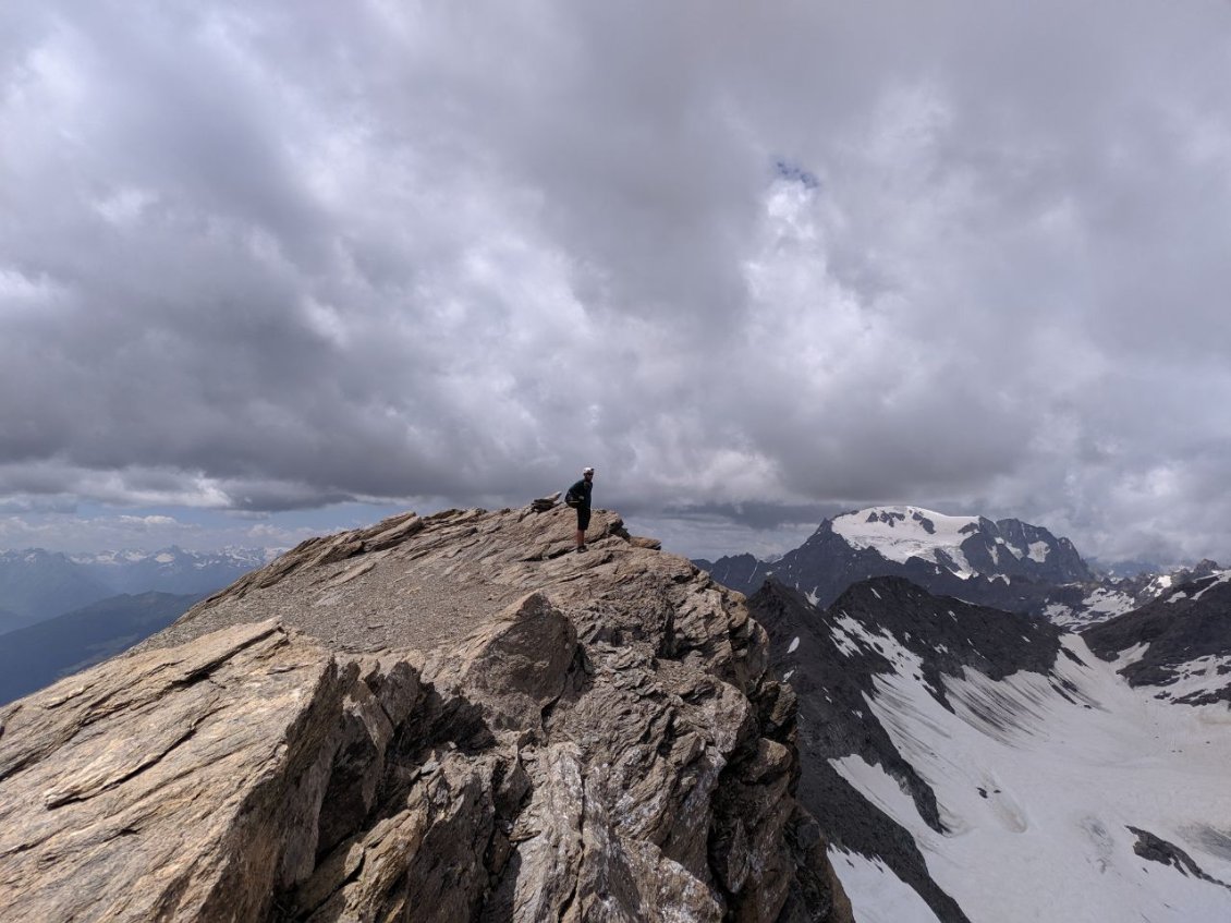 J53 - Sommet du Mont Avril, vue à 360° à peine bouchée.