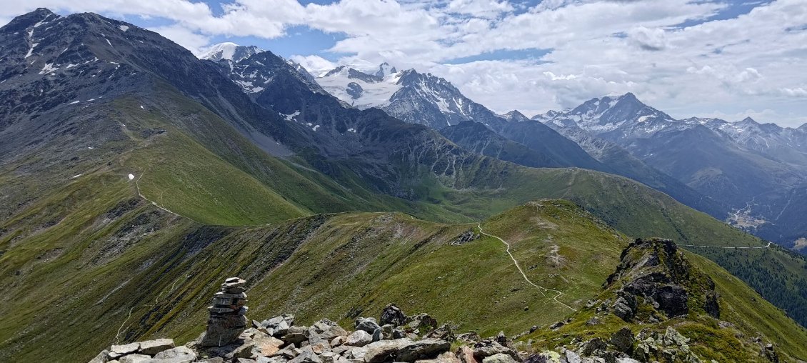 J54 - Sommet du Mont Brûlé, vue sur le col de Mille, avec les Combins en arrière-plan.