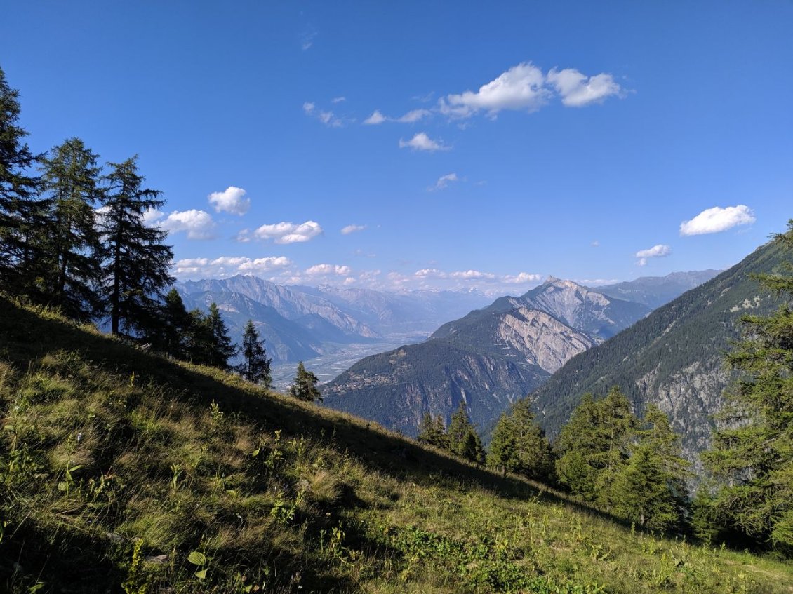 J55 - Vue sur la vallée de Martigny sur la fin du portage vers le col de Portalo.