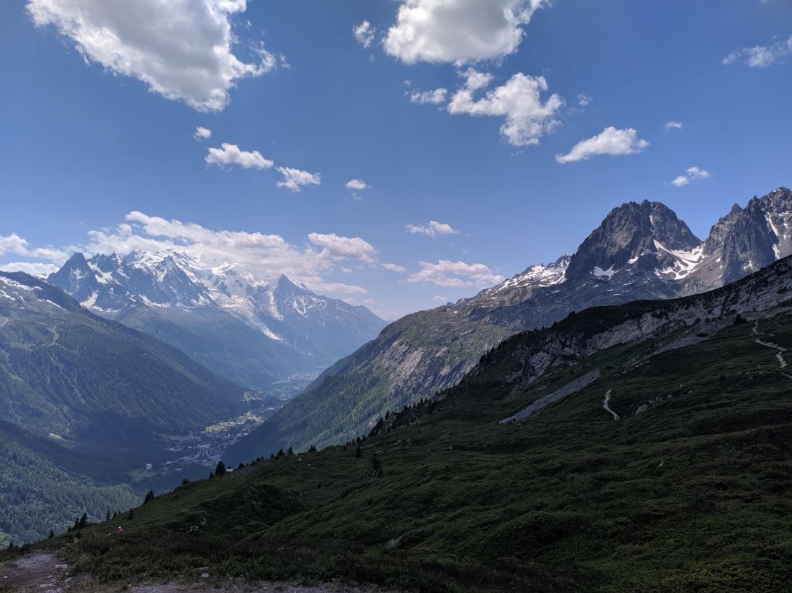 J56 - La vallée de Chamonix se dévoile dans la descente sur Le Tour.