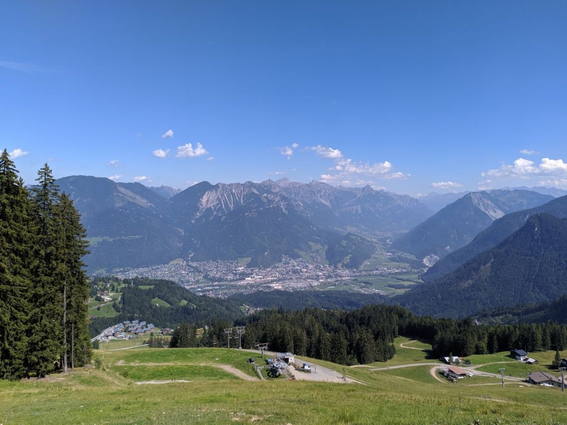 J102 - Station de Brand en premier plan, vallée de Bludenz en arrière plan.