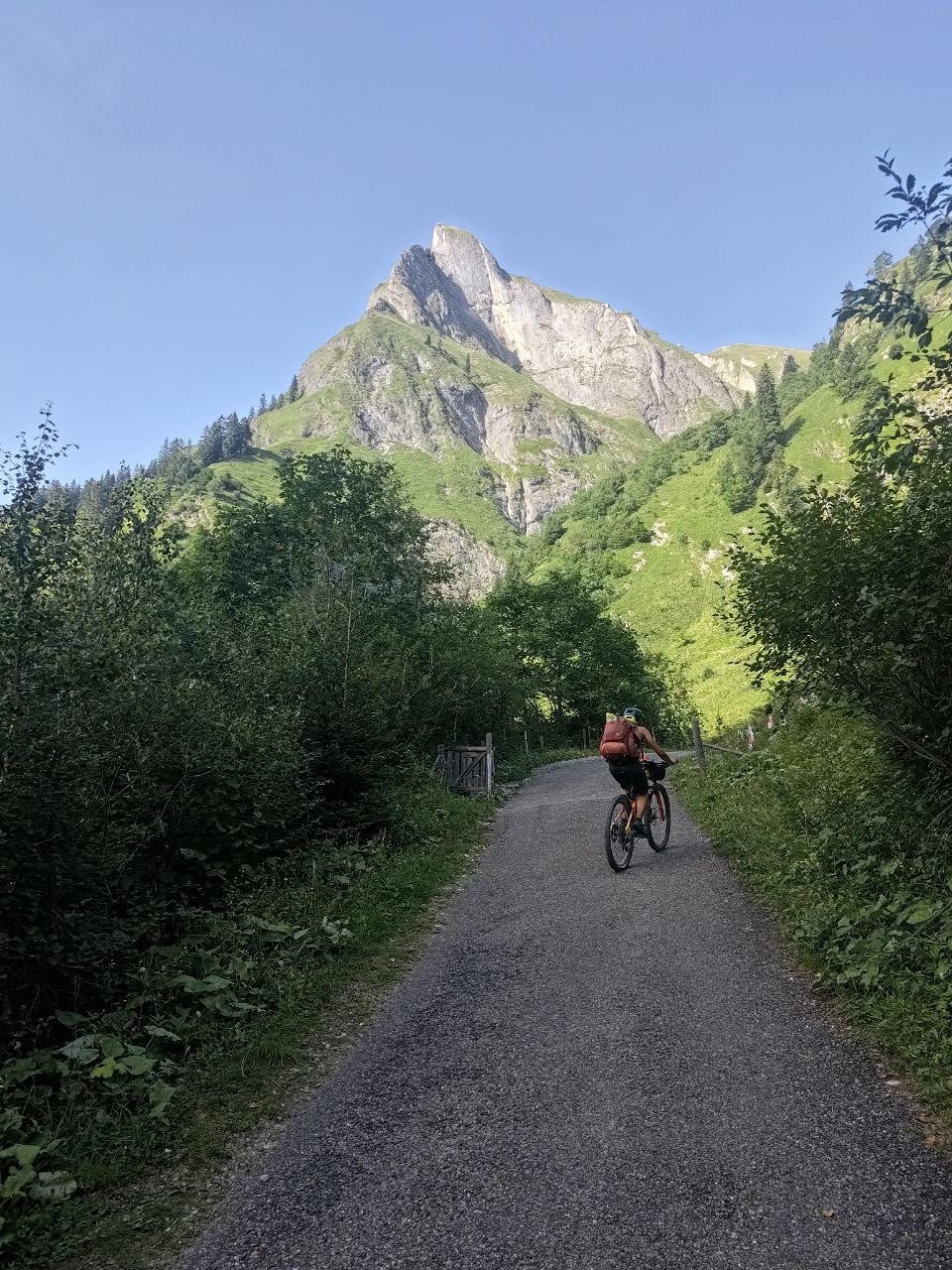 J104 - Montée raide avant de devoir faire demi-tour pour cause de réserve natura 2000.