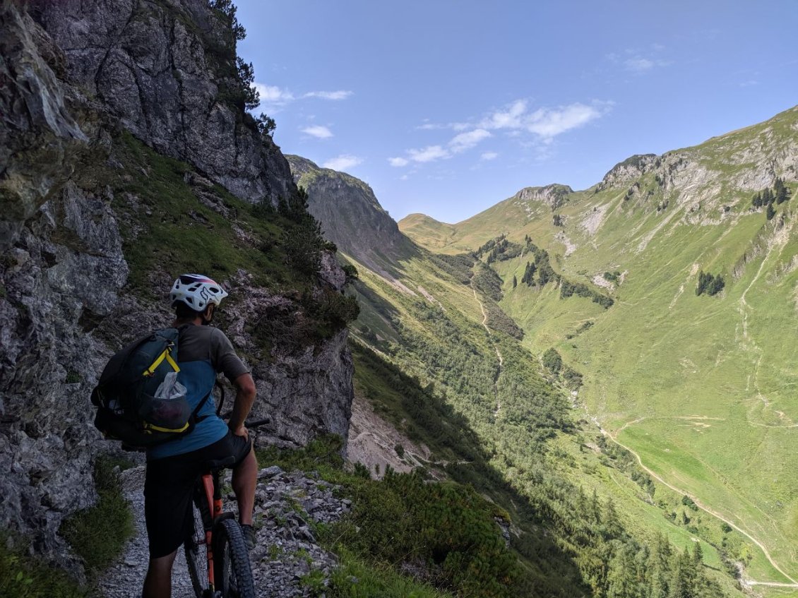 J104 - Sentier exposé après avoir passé la frontière Allemande (Schrofenpass).