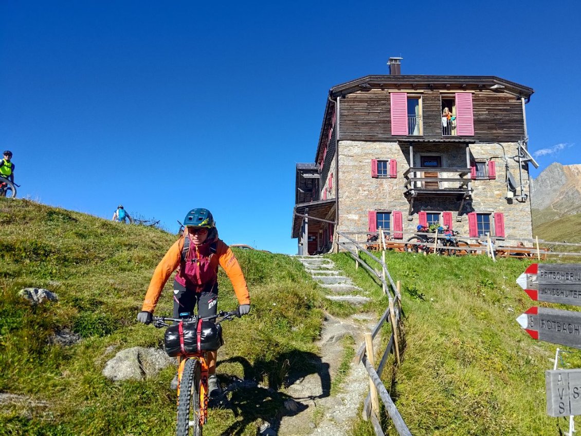 J113 - Pfitscherjoch haus, attaque d'une belle descente technique !