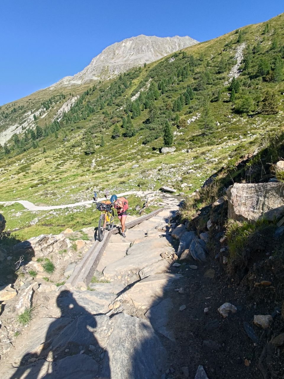 J113 - Poussage facilité par des rigoles pour monter au Passo di Vizze.