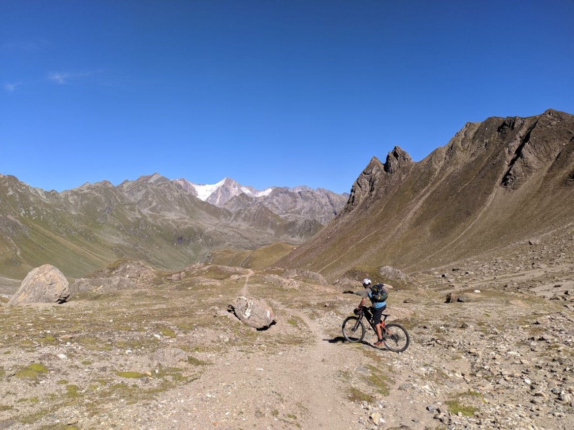 J114 - C'est parti pour une très très belle descente, avec les Alpes de Zillertall en toile de fond !