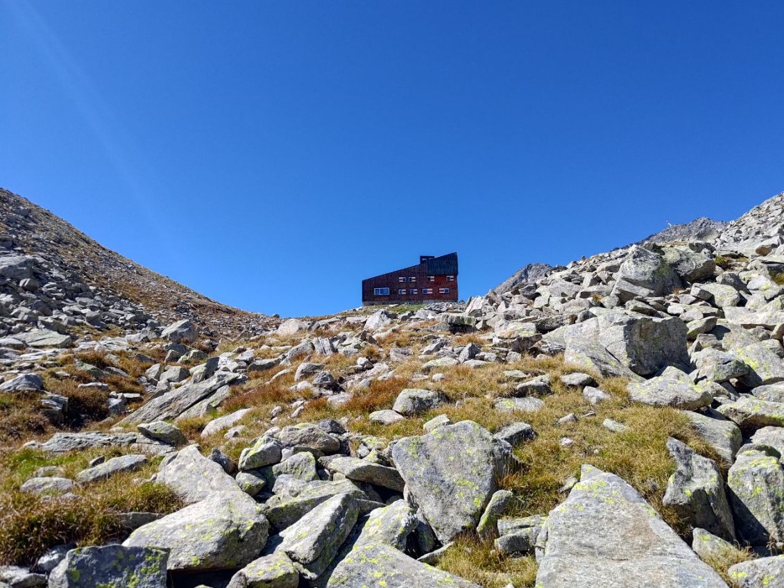 J115 - Eisbruggjoch hutte, refuge ultra moderne qui garde le col.