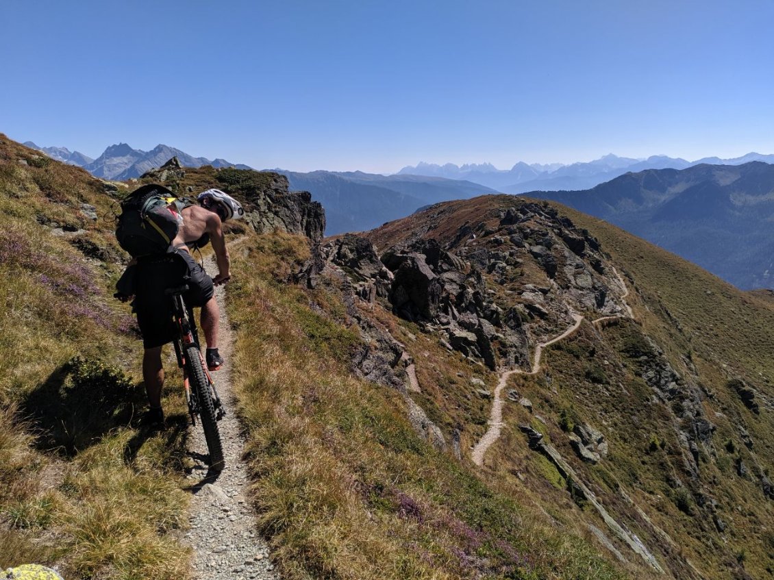 J116 - Belle crête avec vue sur les Dolomites.