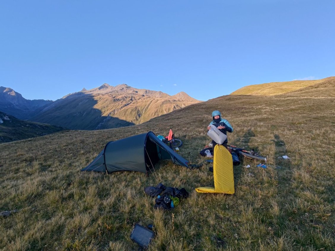 J117 - Bivouac au niveau de la frontière Italiano-Autrichienne (du côté où le bivouac alpin est autorisé).