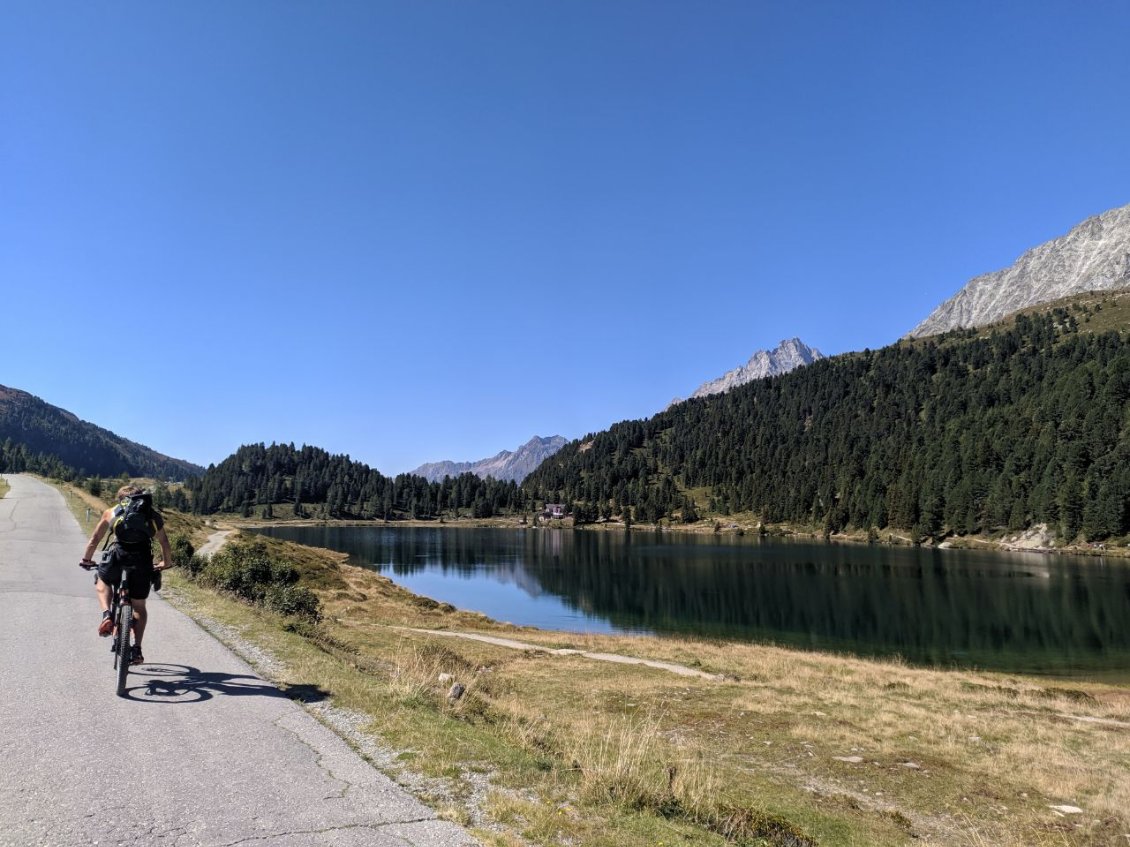 J118 - Obersee. Malgré le péage pour les voitures, la route est fréquentée. Heureusement, une portion se fait sur un itinéraire dédié aux vélos !