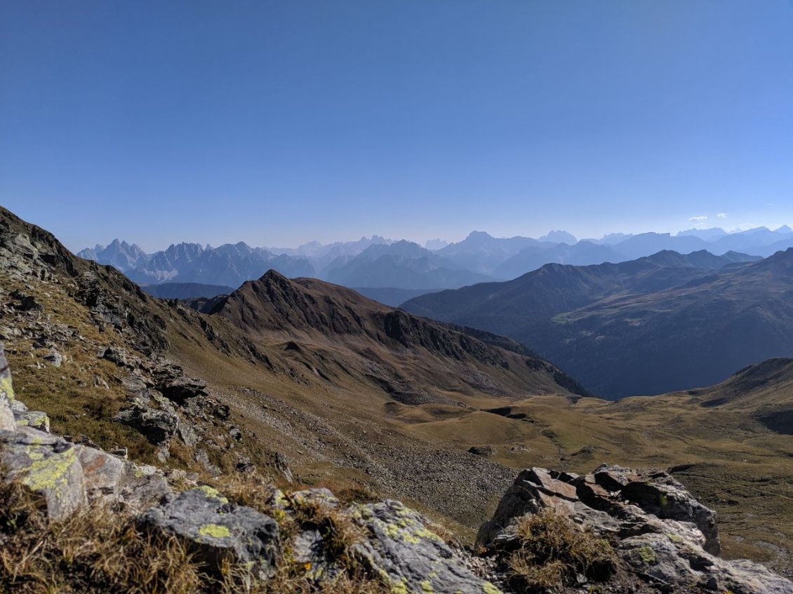 J118 - Regelscharte,le paysage vaut le coup de la pénible montée pour parvenir au col.