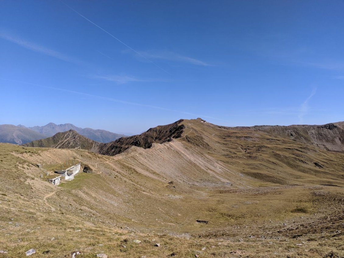 J119 - Alta via di Dobbiaco (Au fond: la Marchütte, repère des VTTistes, où on mangera quelques spécialités).