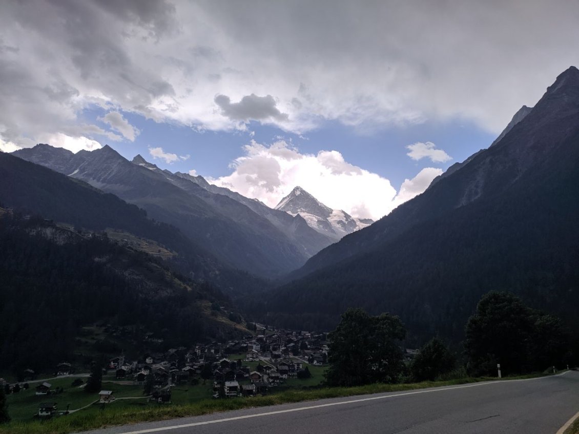 J65 - Clair-obscur dans la montée vers la Gouille, à l'approche de l'orage.