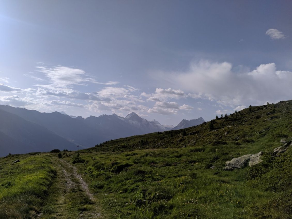 J65 - Traversée de la montagne de Vendes dans la lumière matinale.