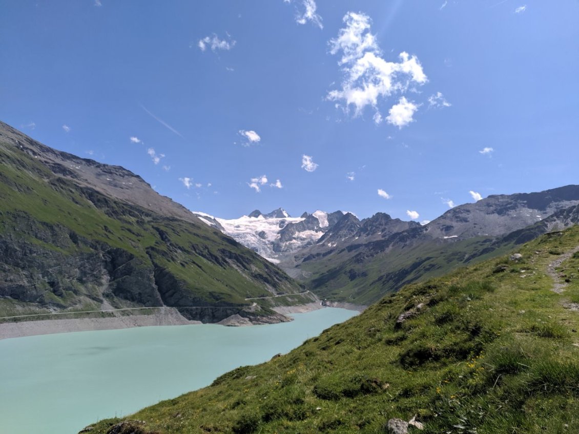 J67 - Arrivée de la descente sur le lac de Moiry, avant une belle traversée en balcon vers Grimentz.