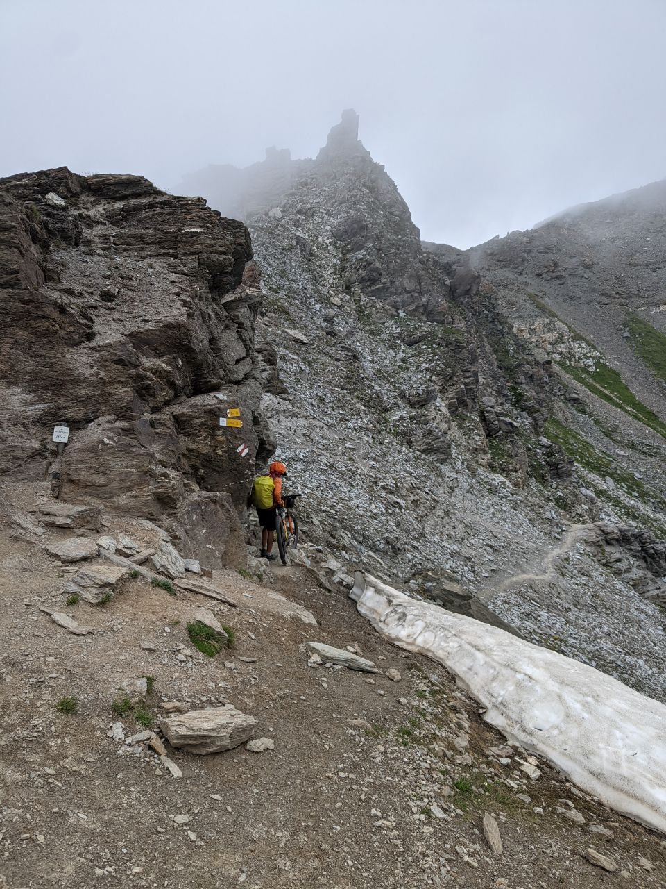 J68 - Col de la Forcletta, ambiance fraîche et humide qui crispe un peu le pilotage.