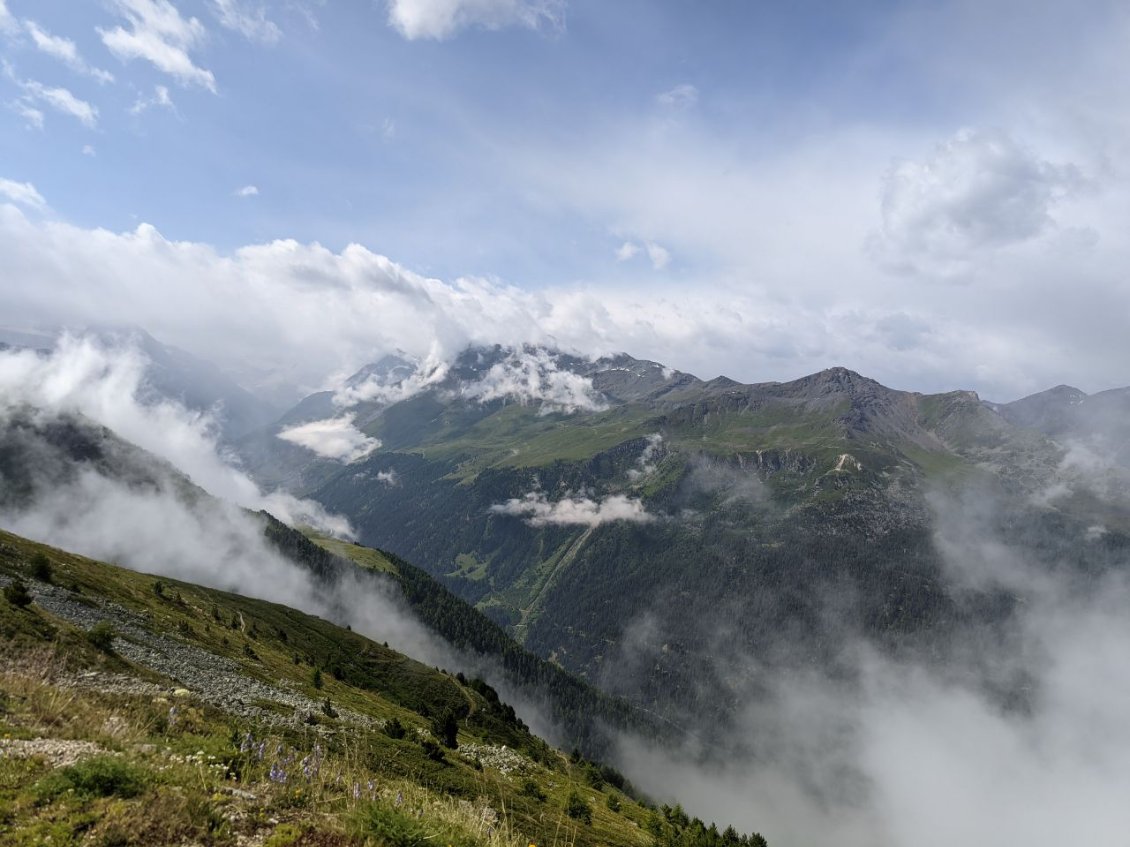 J68 - Montée au col de la Forcletta entre soleil et averses. L'orage gronde sur la crête de l'autre côté de la vallée.