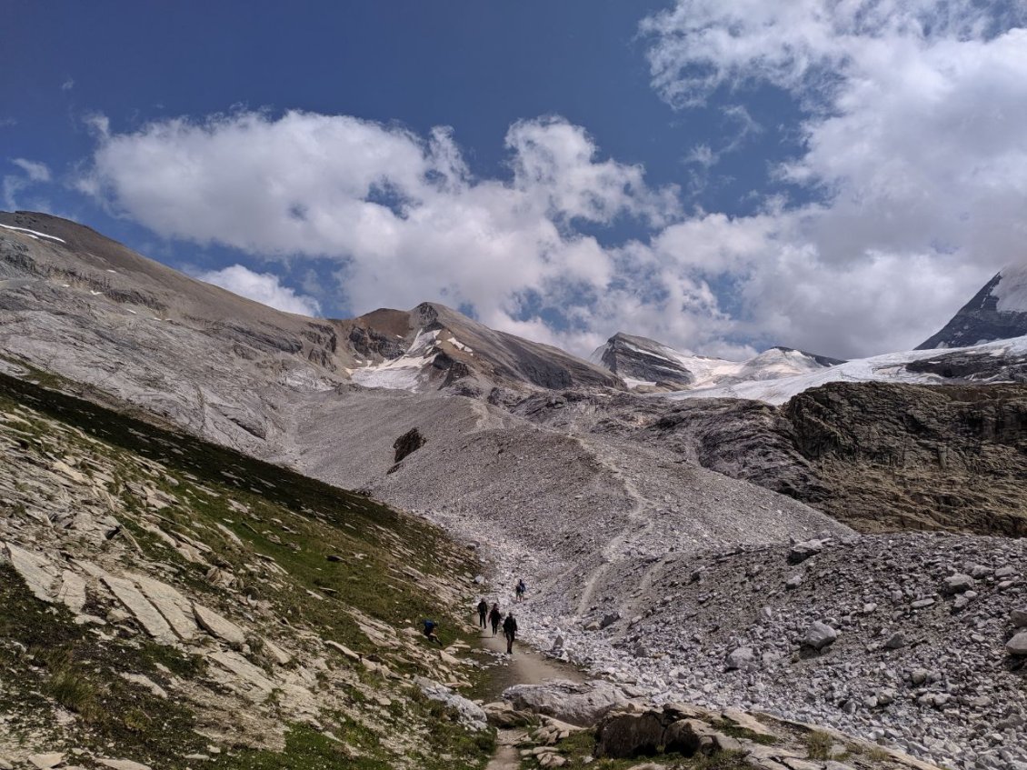 J69 - Moraine après le verrou de Gässi (passage câblé mais relativement confortable avec le vélo sur le dos) en direction du Schöllihorn et du Barrhorn.