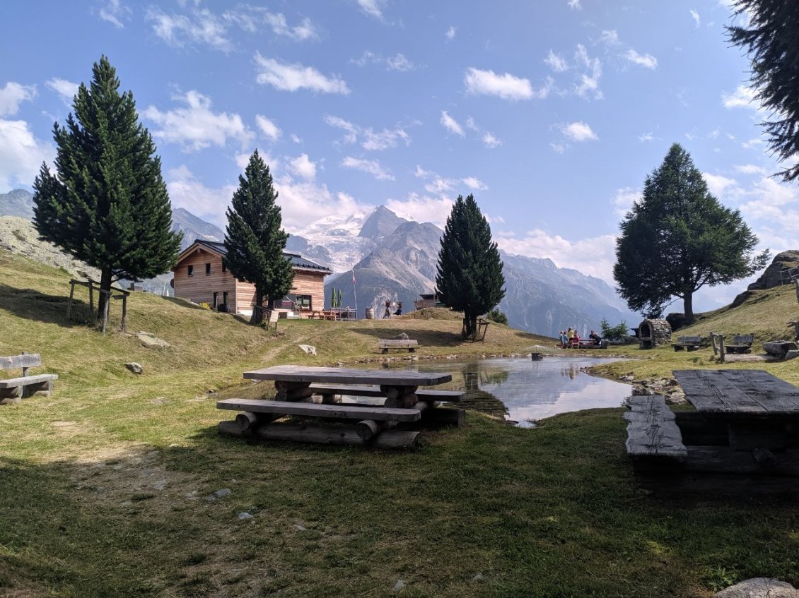 J70 - Jungen, idyllique village avec une aire de pique-pique malheureusement trop fréquentée pour y bivouaquer.