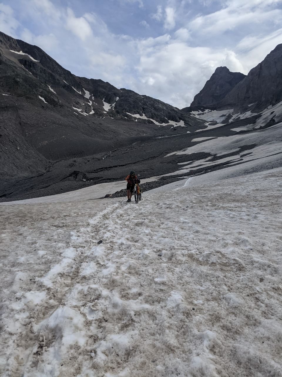 J78 - Traversée d'un glacier noir puis névé après le Lötschenpass.